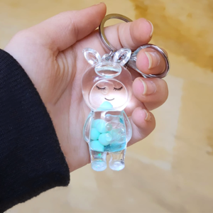 ميدالية مفاتيح على شكل دبدوب زجاج، لبني + كور صغيرة